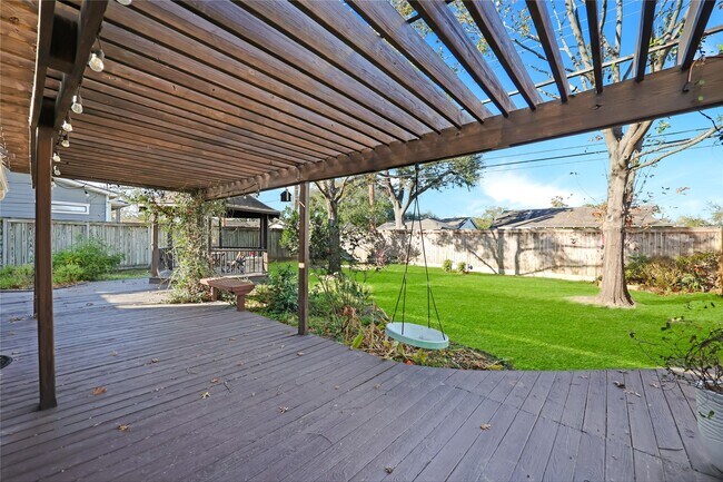 Building Photo - 1422 Gardenia Dr