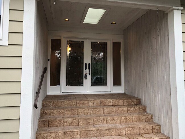Building Photo - Large Family home