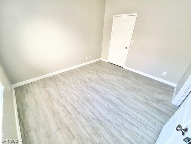 Building Photo - 1900 N Torrey Pines Dr