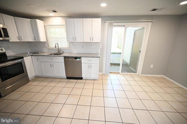 Building Photo - 2103 Tanglewood Dr