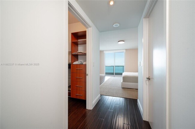 Building Photo - 1331 Brickell Bay Dr