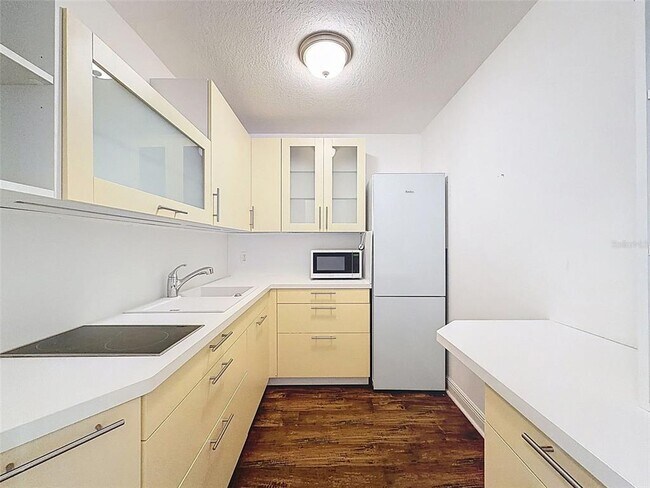 Building Photo - 10701 Laurel Vista Way