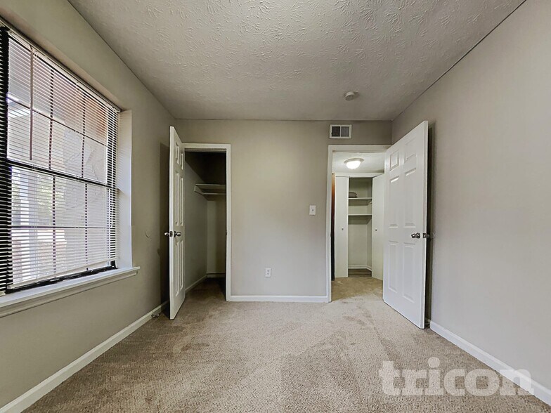 Building Photo - 525 Windsor Dr SE