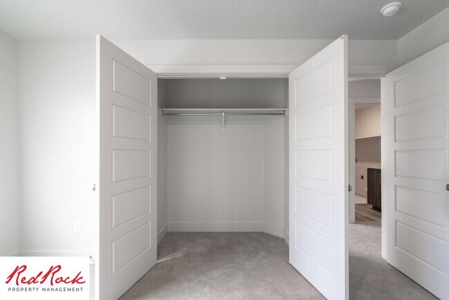Building Photo - Spacious 4 Bedroom Home Near Hiking Trails
