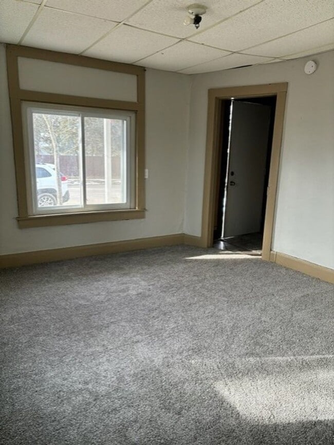 Building Photo - Updated 2 Bed, 1 Bath single family home -...