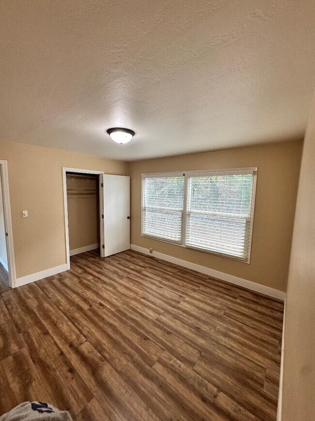 Building Photo - 56 Glenaire Dr