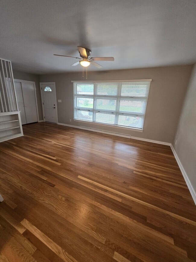 Building Photo - NEWLY REMODELED HOUSE IN COLONIAL HEIGHTS