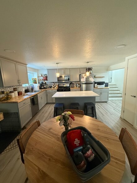 Primary Photo - 1140 NE Oak Tree Dr
