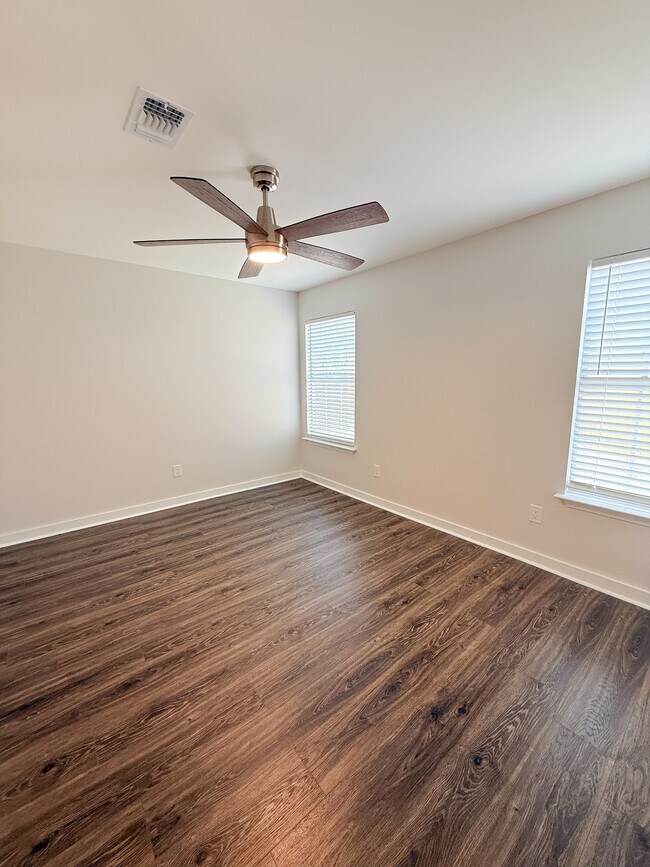 Building Photo - 161 Mirabelle Cir