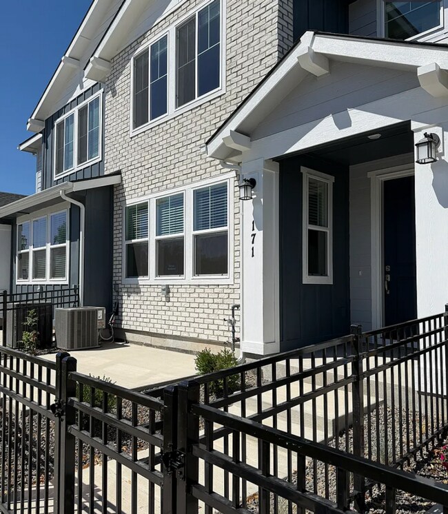Building Photo - Brand New, Move-In Ready Townhome in Eagle!