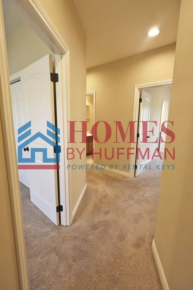 Building Photo - Three Bedroom | Two Bathroom | Newburgh