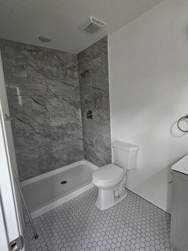 Building Photo - 923 McIlvaine