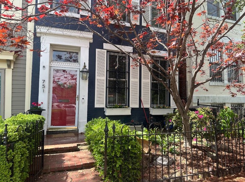 Front - 751 10th St SE