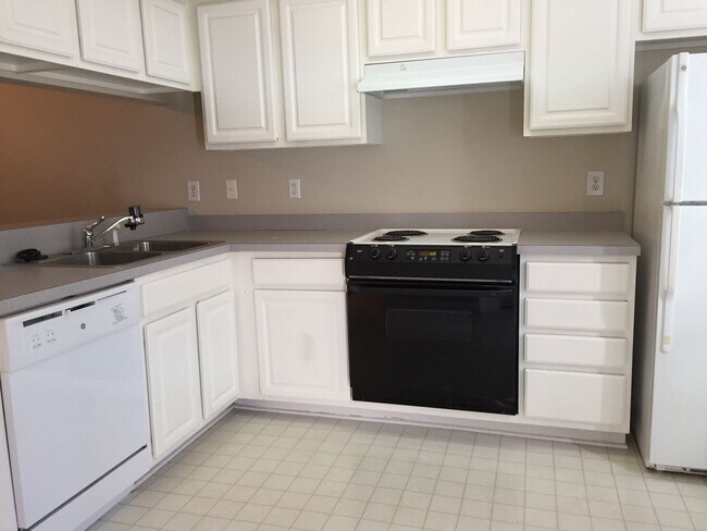 Building Photo - Walk to Beach! Unfurnished, 2 Bedroom, 2.5...