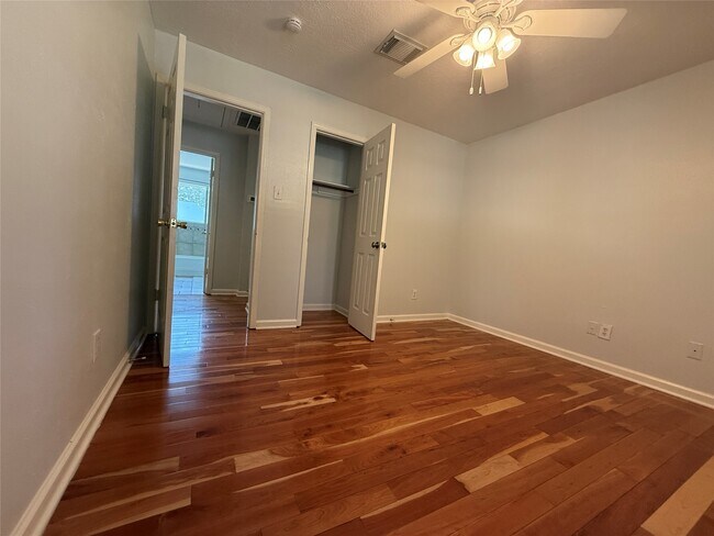 Building Photo - 4330 Meadow Springs Dr