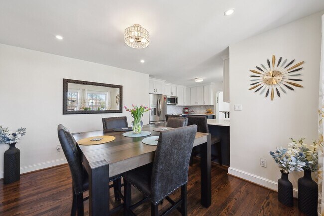 Building Photo - Spacious & Renovated Rental Home on Oversi...