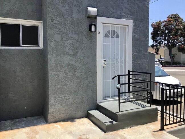 Building Photo - 1BD 1BA Point Loma Apartment - Hardwood Fl...