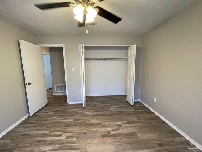 Building Photo - 4615 Gladstone Dr