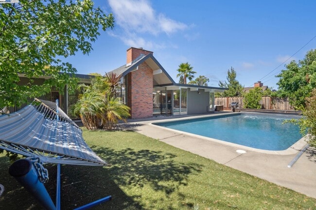 Building Photo - 3767 Gainsborough Dr