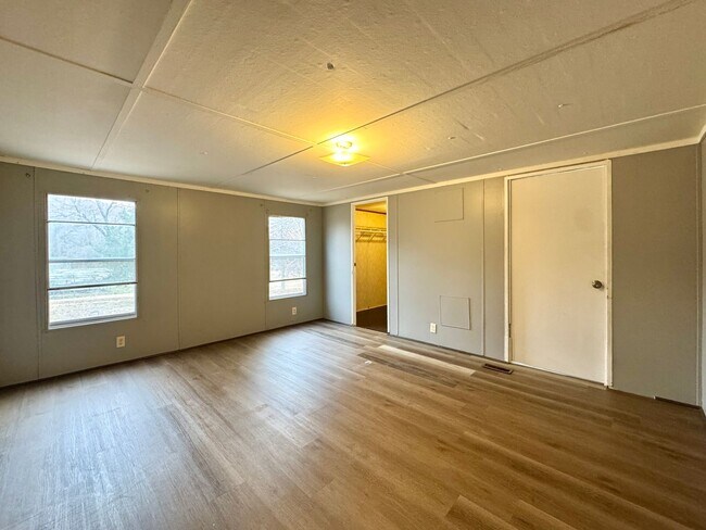 Building Photo - 3/2 Split Floor Plan!