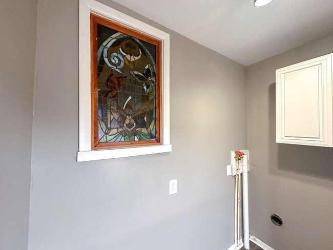 Building Photo - 3 bedroom 2 bath