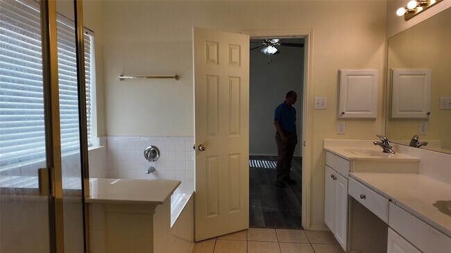 Building Photo - 3316 Bluegrass Dr