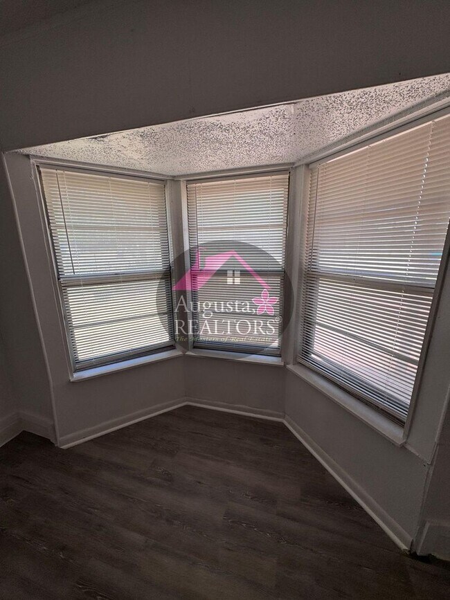Building Photo - 966 N La Salle Dr