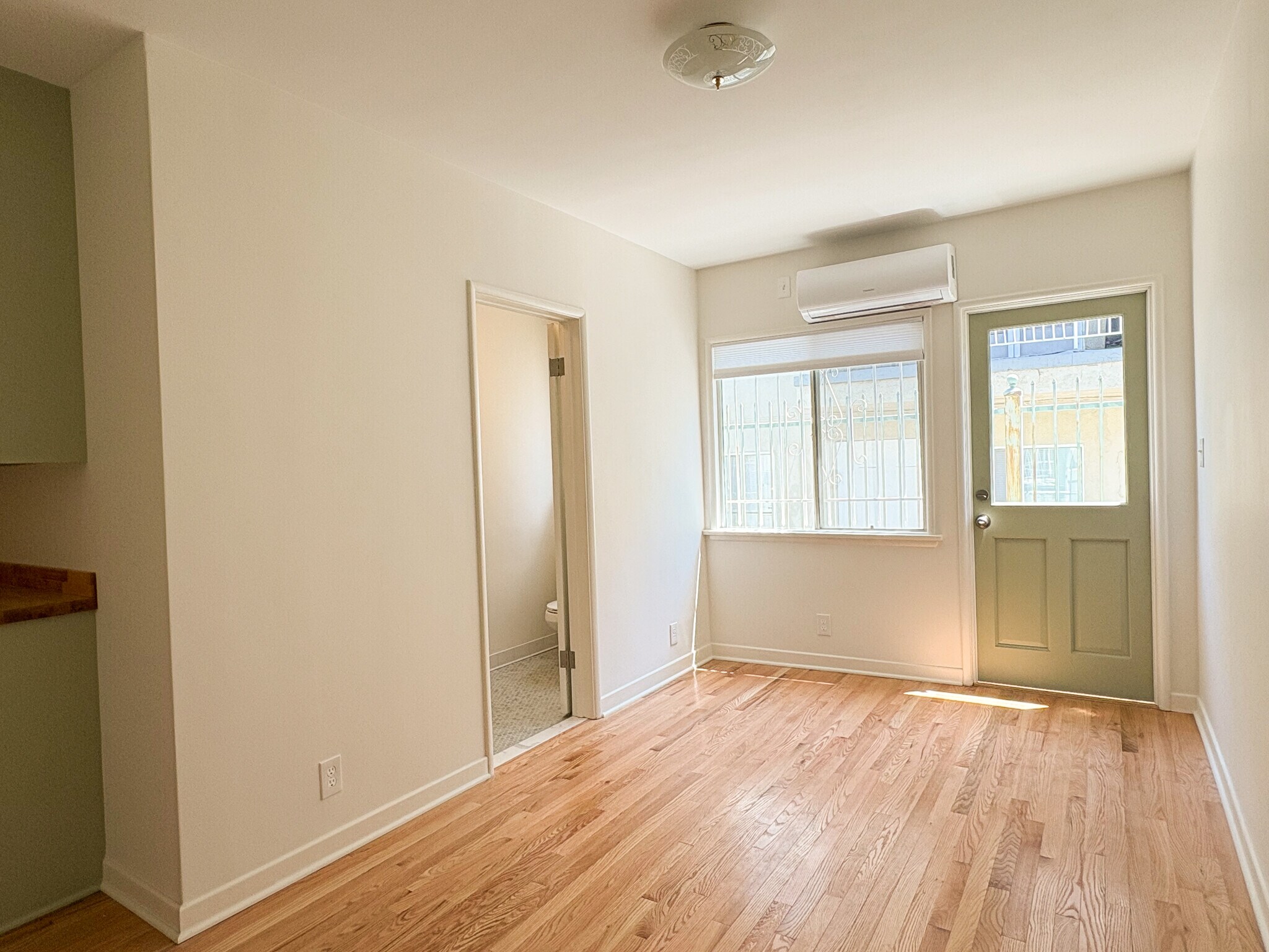Primary bedroom with en-suite full bath - 1041 Wilcox Ave