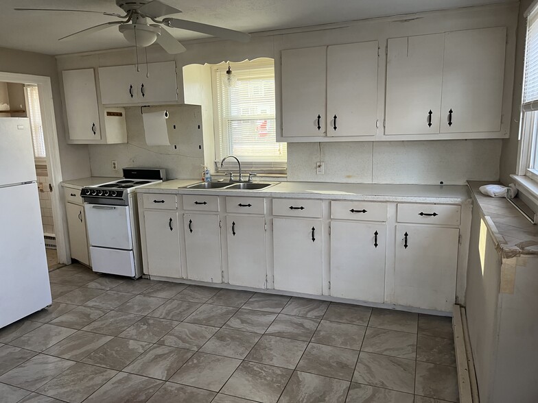 Building Photo - 136 Custer St