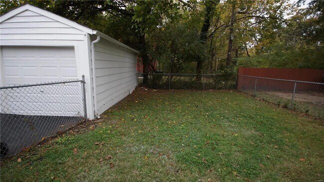 Building Photo - Furnished 3 Bed 1 Bath with Fenced Backyard