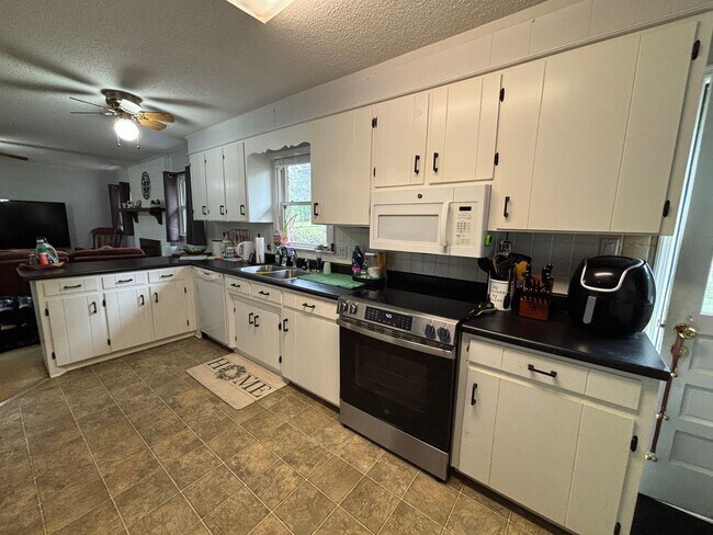 Building Photo - The Perfect Family Home!!!