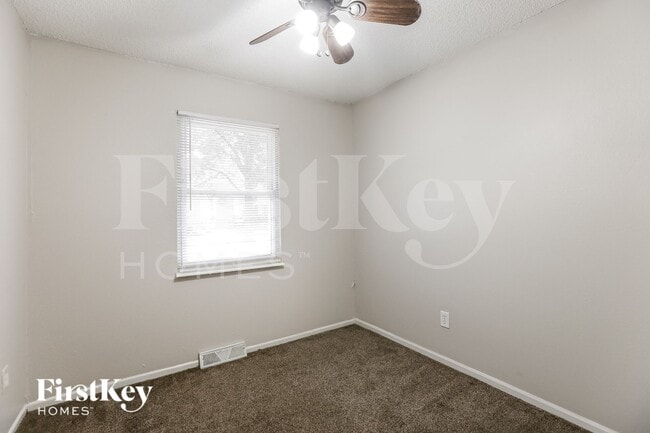 Building Photo - 1805 SW Speas Dr