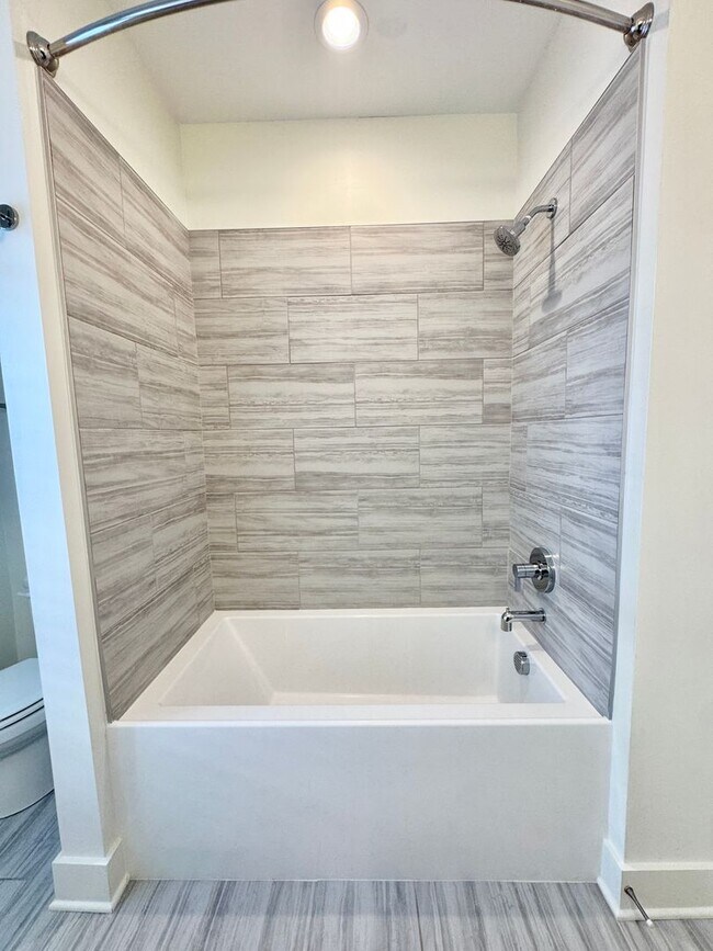 Building Photo - 3 Bedroom, 2.5 Bathroom Home w/ 2 Car Garage in Downtown Franklin