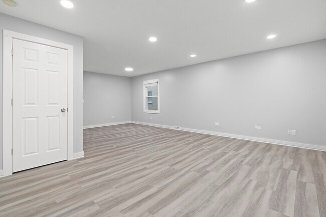 Building Photo - 821 E Lilly Ln