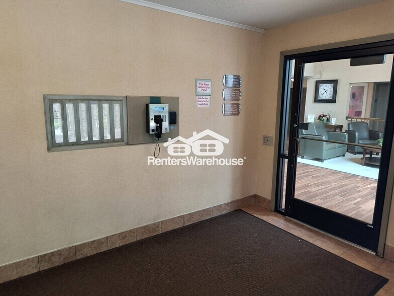 Building Photo - 1601 N Innsbruck Dr