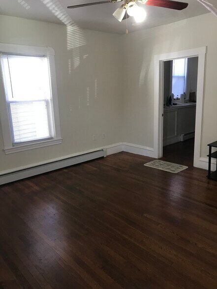 Living room - 33 White St