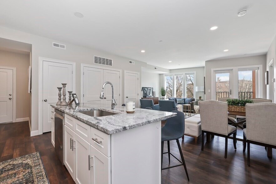 Building Photo - 734 South St