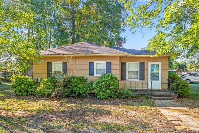 Building Photo - 5038 Pinewood Dr