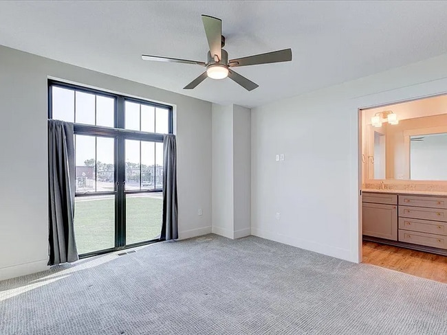 Building Photo - Charming 3-Bed Townhome in Prairie Trail