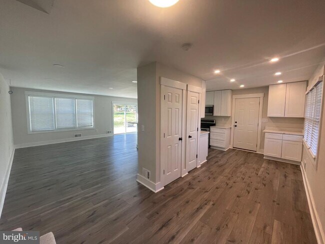 Building Photo - 2504 Little River Rd