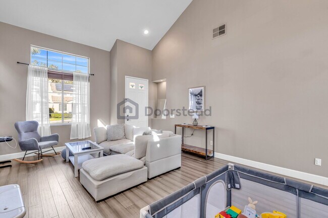 Building Photo - 6042 E Birdcage Ct