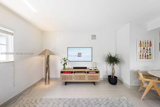 Building Photo - 1050 7th St