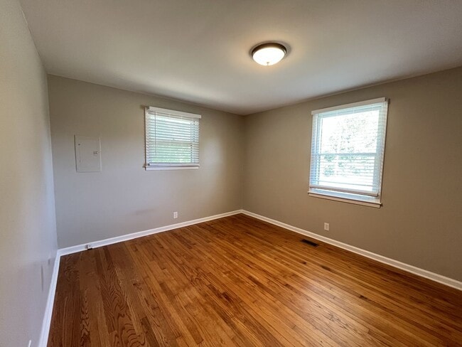 Building Photo - COMING SOON! 2 Bedroom Duplex Close to MTS...