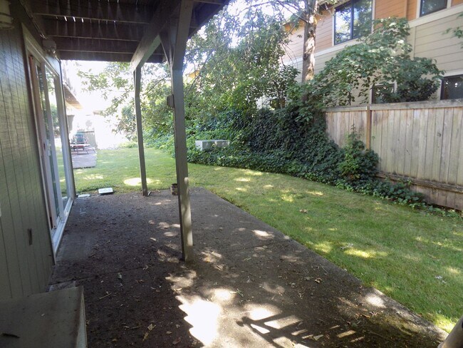 Building Photo - Spacious Three Bedroom, One & half Bathroo...