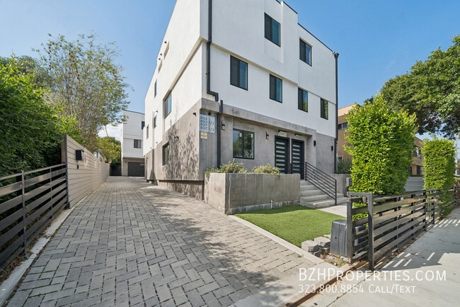 Building Photo - 837 N Harvard Blvd