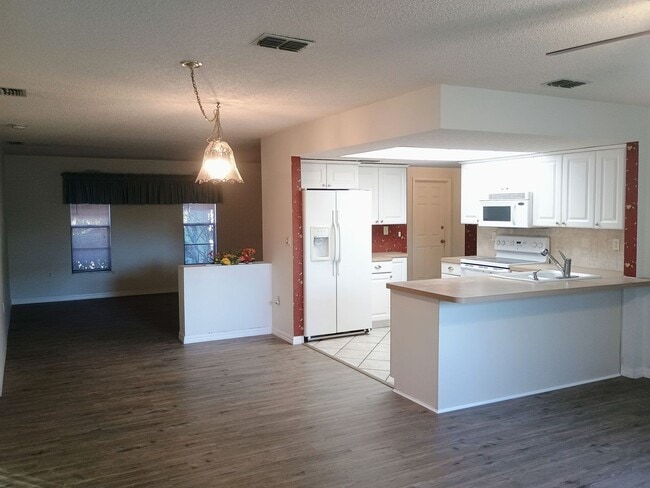 Building Photo - 2 bedroom 2 bathroom home with a screened in porch