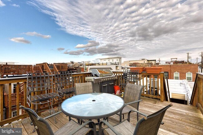 Building Photo - 800 S Curley St