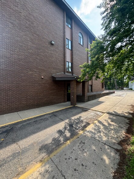 Building Photo - 819 5th Ave S