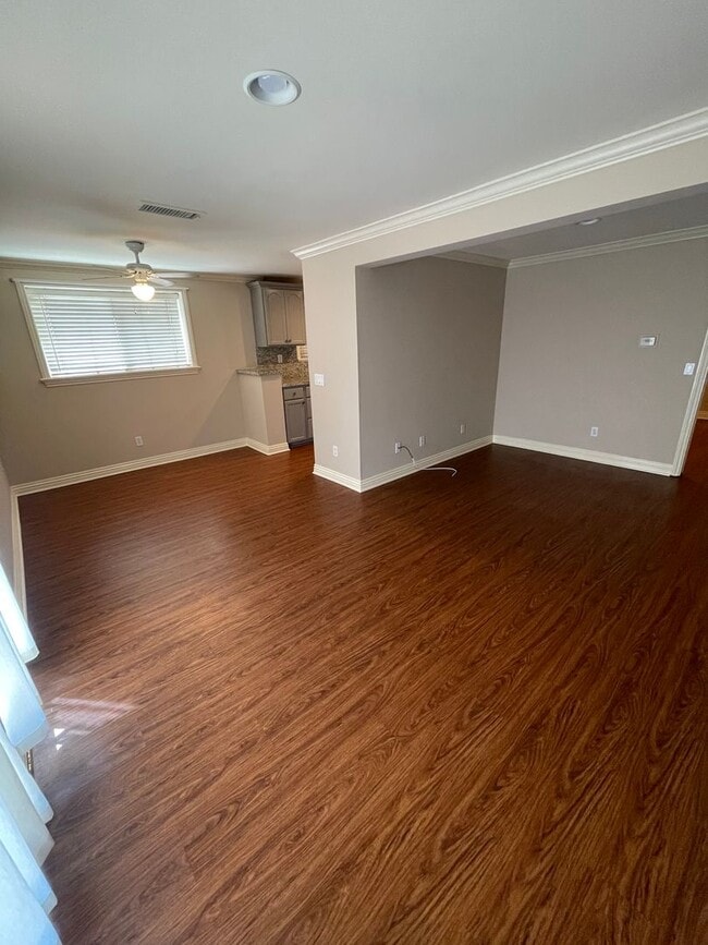 Building Photo - Freshly Remodeled 1 Bedroom 1 Bath Back House!