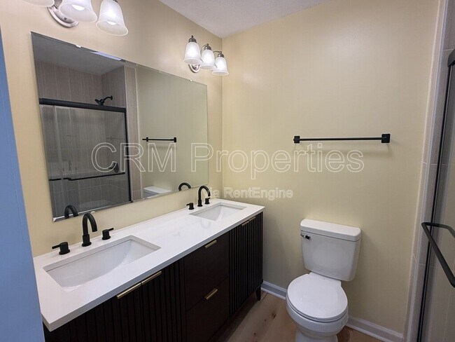 Building Photo - 808 Maumee Dr